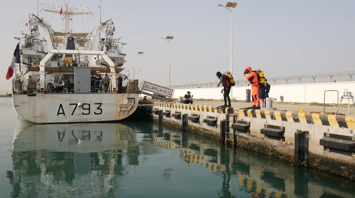 Mise à l'eau de plongeurs dans le port de NDiago