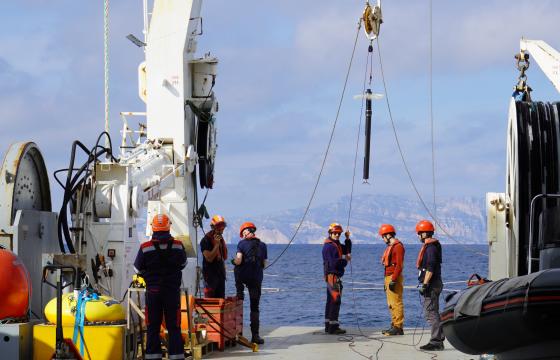 Scientifiques et techniciens sur la plage arrière de l'Atalante 